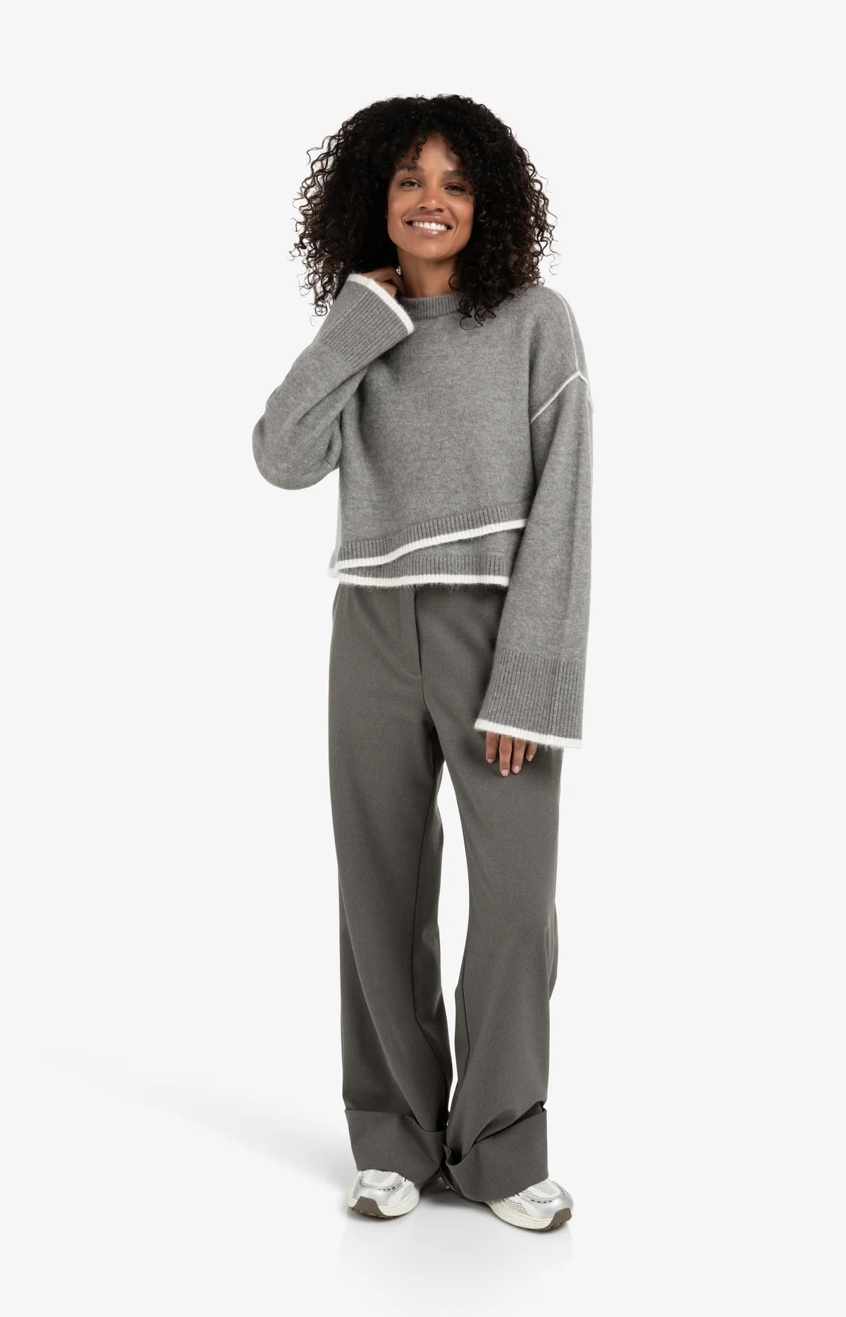 knitted-sweater-with-contrasting-lines-1