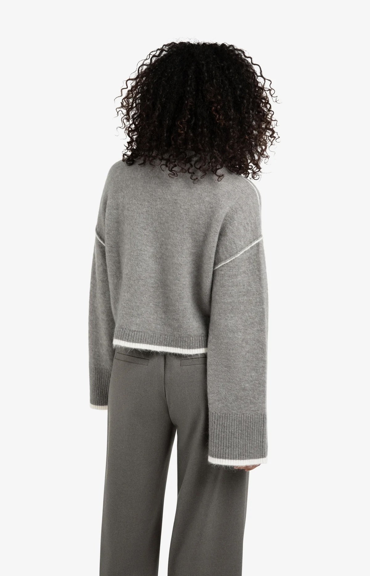 knitted-sweater-with-contrasting-lines-1_87d95318-f1b4-4820-9c9c-4989aefc2c6a