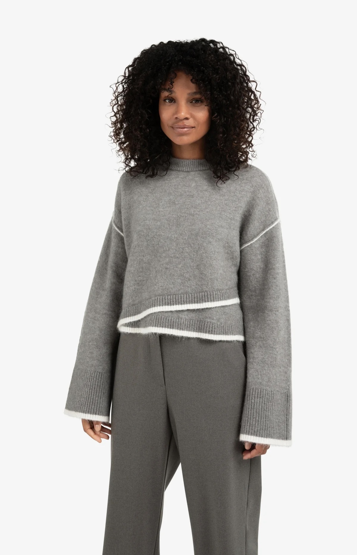 knitted-sweater-with-contrasting-lines-1_9deafd0c-2862-413d-8398-0c9e7f93f76c