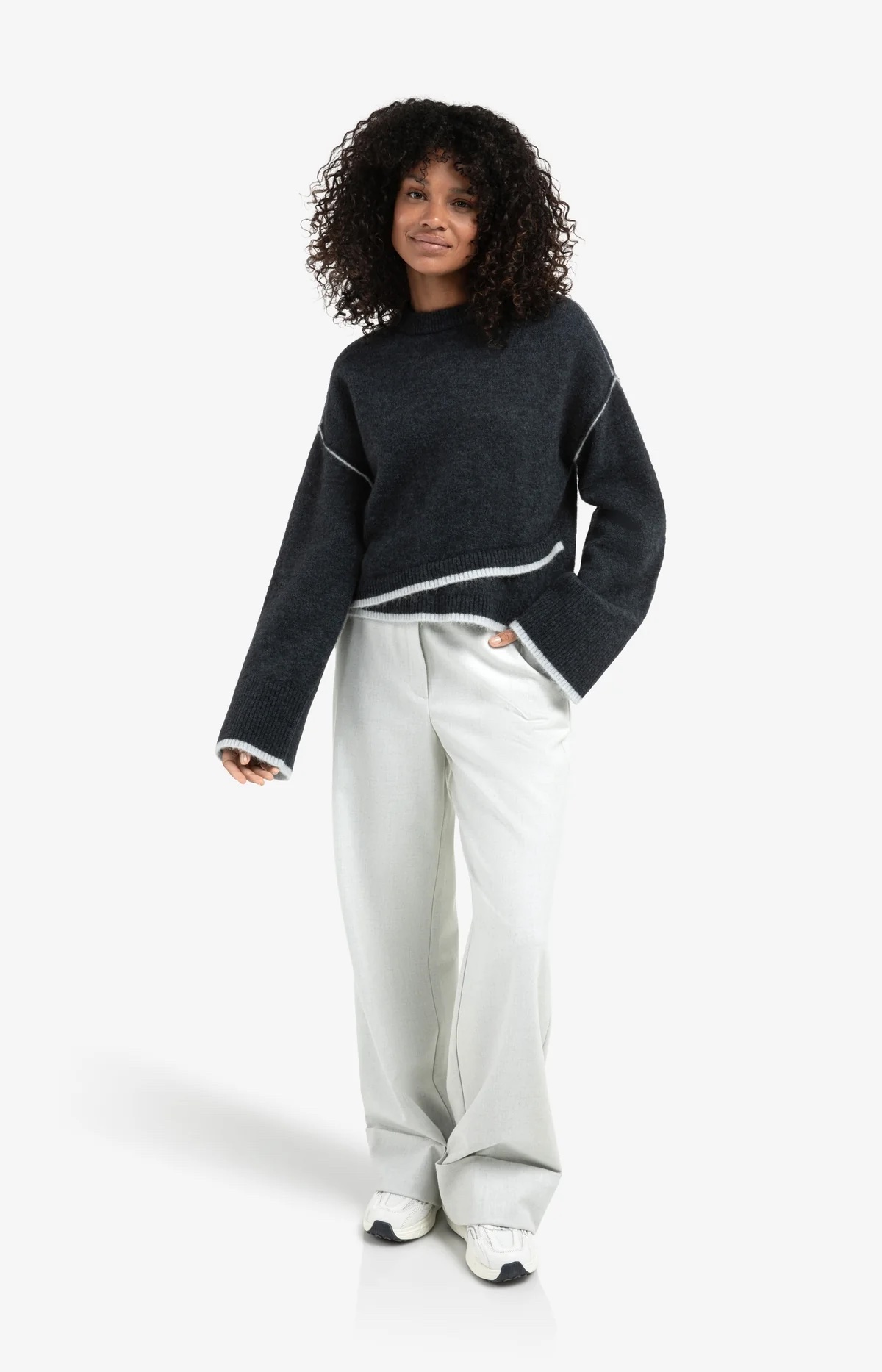 knitted-sweater-with-contrasting-lines_671f986c-7b16-47b2-bac5-9902226800e9