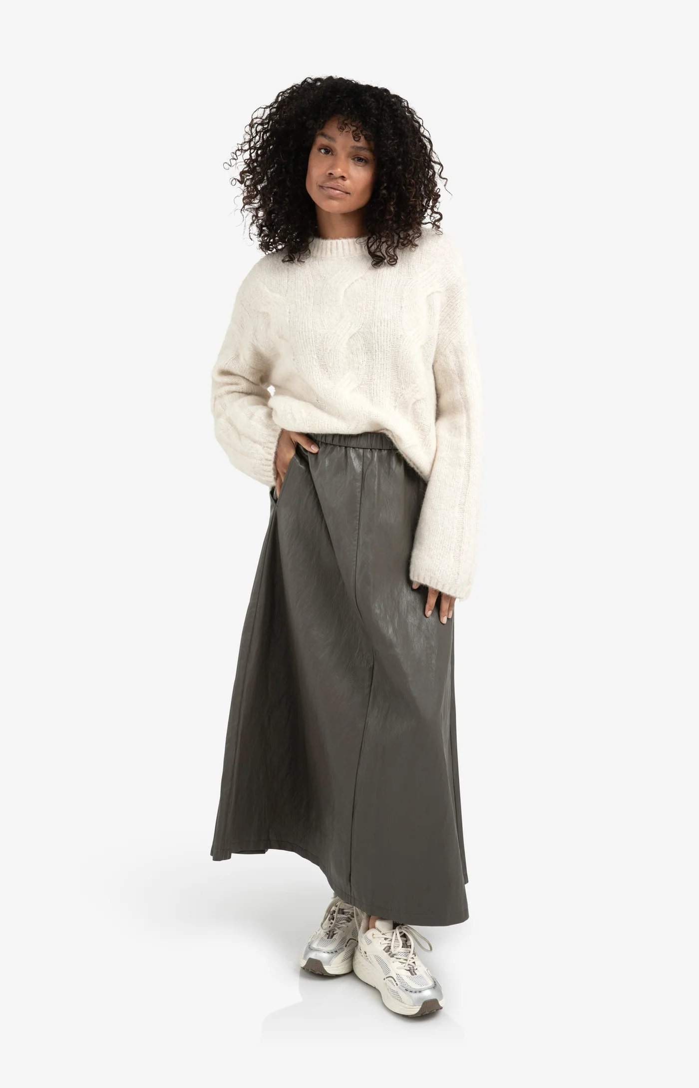 soft-cable-knit-sweater-with-round-neck-and-long-sleeves-2