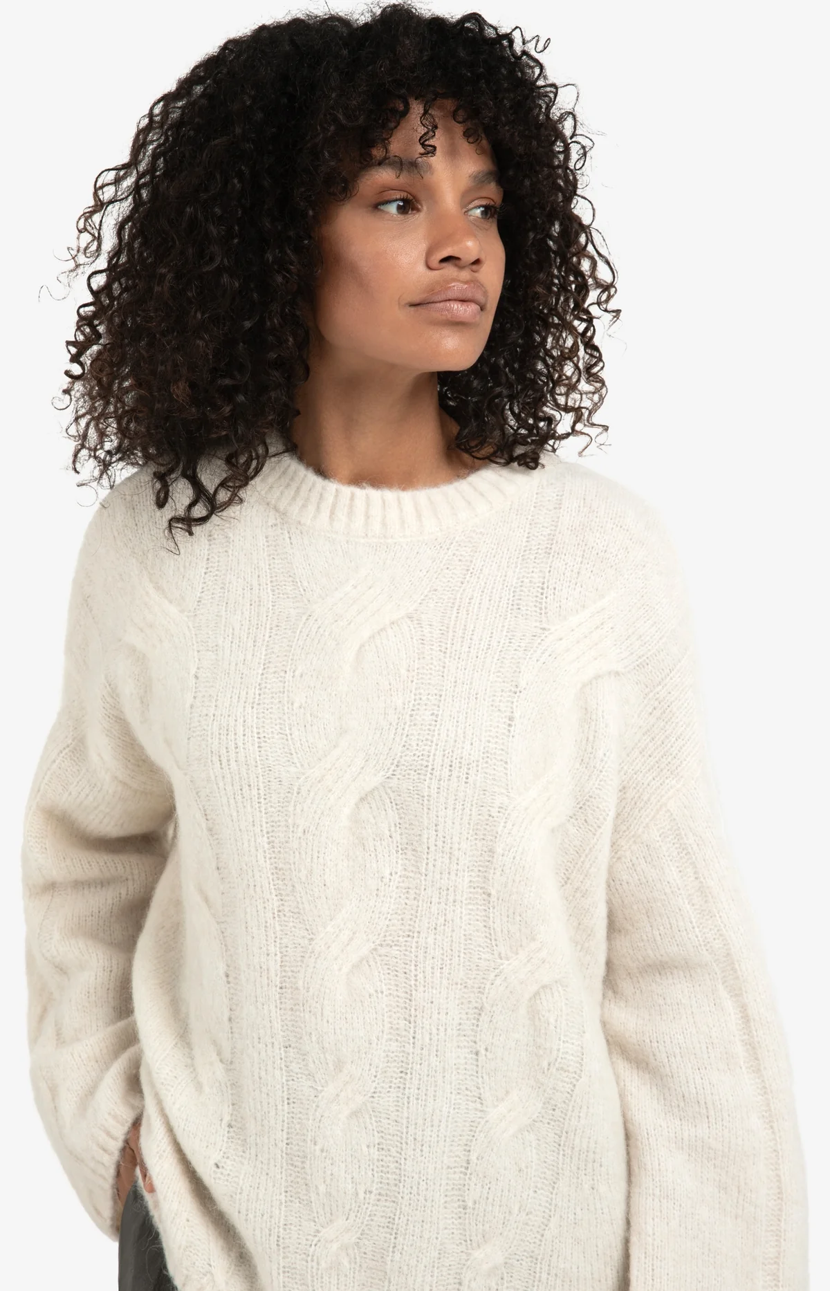 soft-cable-knit-sweater-with-round-neck-and-long-sleeves-2_87740508-b0b2-40c2-9f32-1459a5de0c01